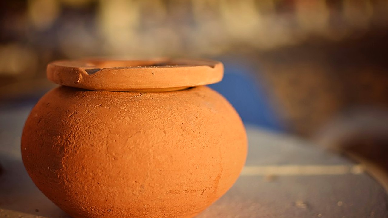 Quita lo quemado de tu olla de barro sin químicos: remojo con bicarbonato, pasta de sal, límpiala paso a paso y evita…