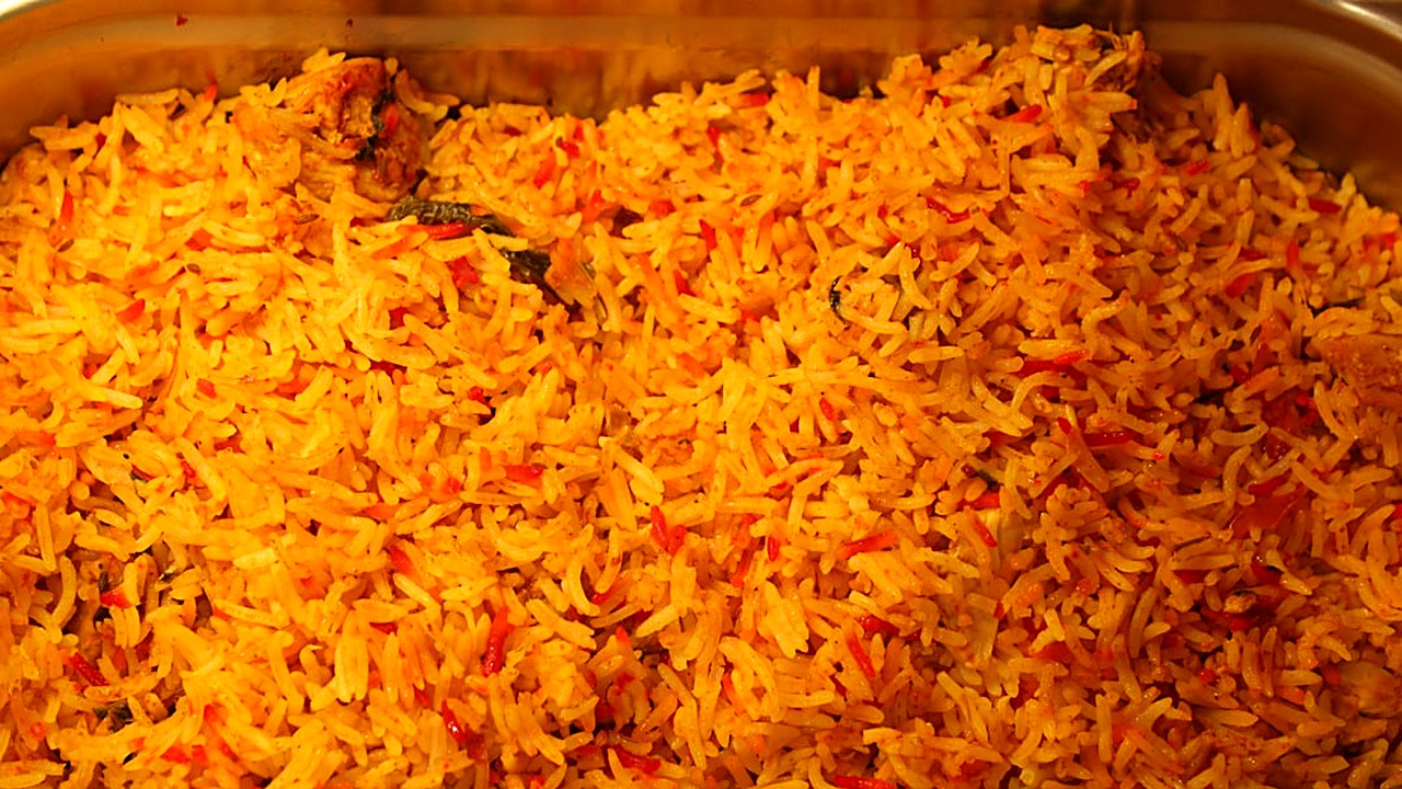 Descubre paso a paso cómo preparar arroz rojo mexicano esponjoso sin caldo comercial, con técnicas, trucos y consejos…