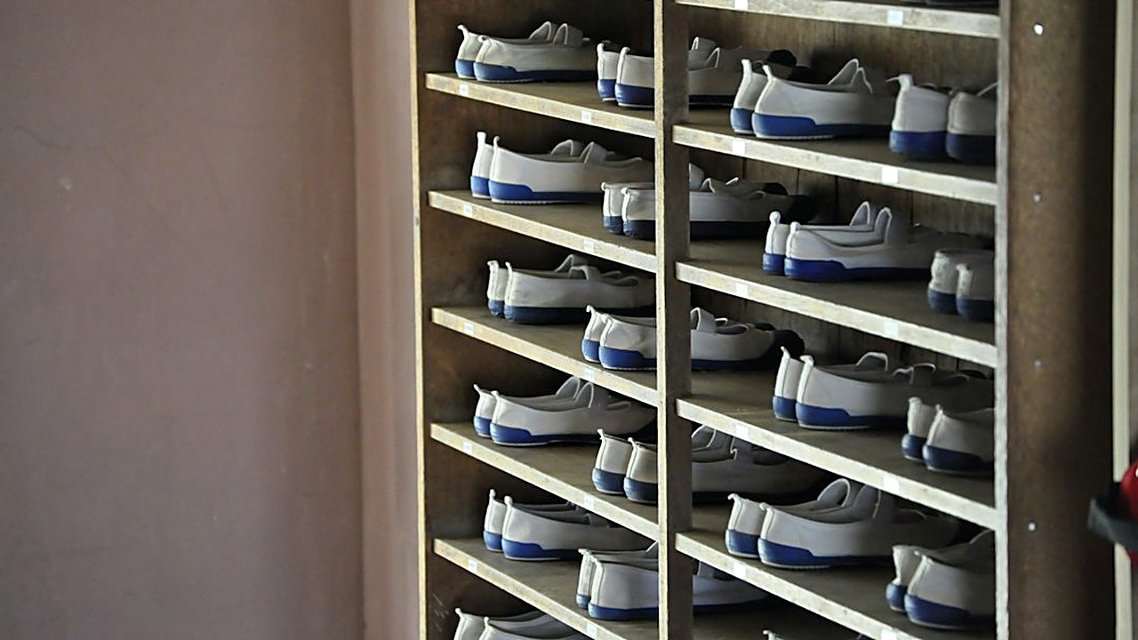Descubre 5 métodos probados para organizar tus zapatos en espacios reducidos sin comprar muebles. Ahorra dinero y gana…