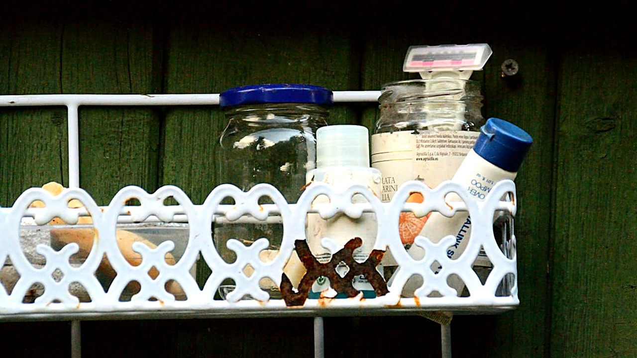 Aprende a organizar un baño pequeño con productos de limpieza y cosméticos usando métodos probados y soluciones reales.