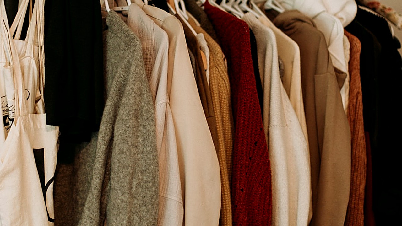 Aprende a ordenar tu ropa de invierno con métodos probados. Guarda solo lo esencial y gana espacio en tu armario.