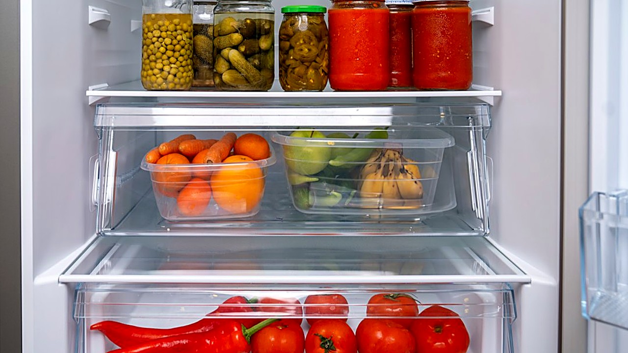 Carne abajo, lácteos en medio, salsas en la puerta: el mapa de zonas de la nevera, cuánto dura cada alimento y el truco…
