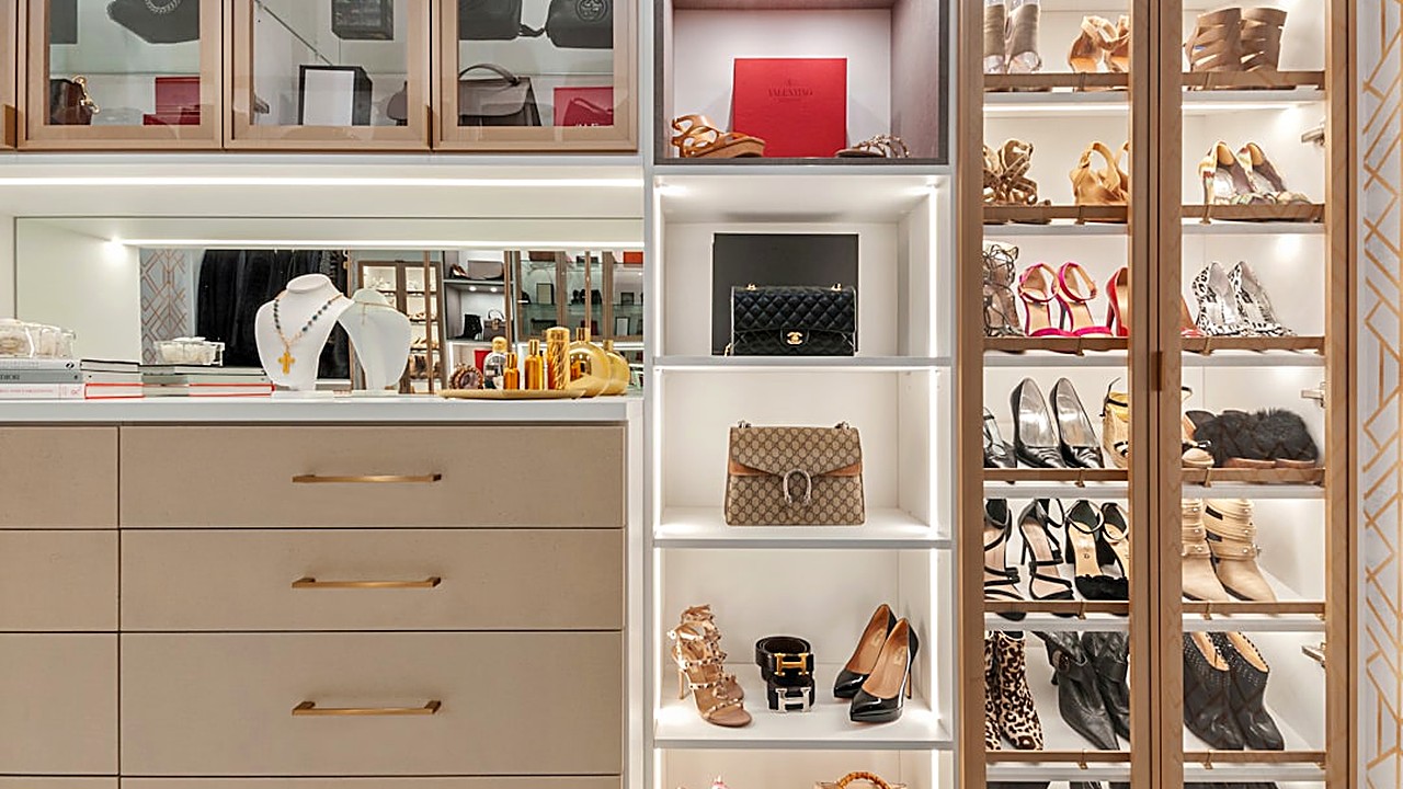 Descubre estrategias prácticas y minimalistas para ordenar tus zapatos en un closet reducido, aprovechando cada…