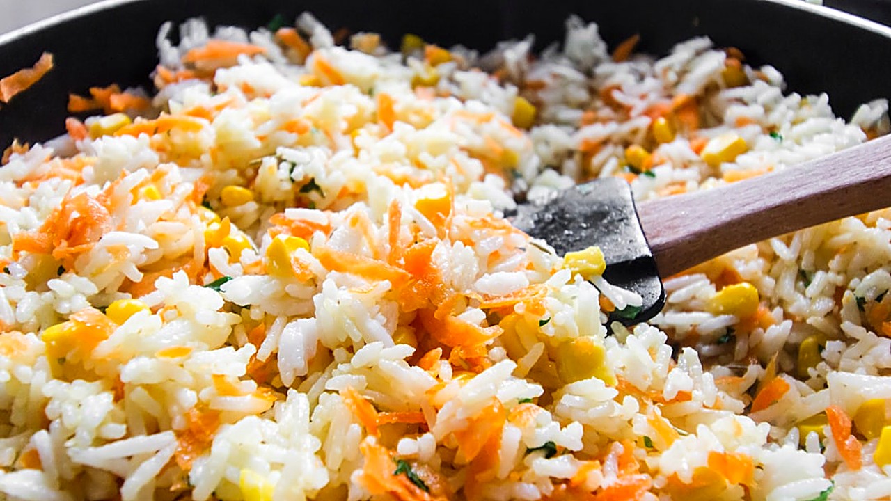 Descubre la técnica definitiva para cocinar arroz a la mexicana sin que se pegue ni se queme. Ingredientes, utensilios…