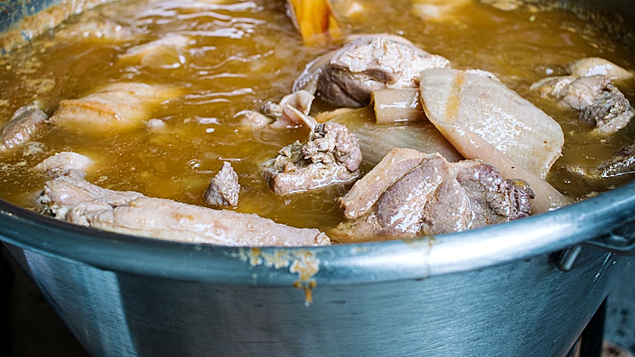 Aprende paso a paso a cocinar un caldo de pollo tradicional, sin cubitos, usando ingredientes frescos y técnicas…