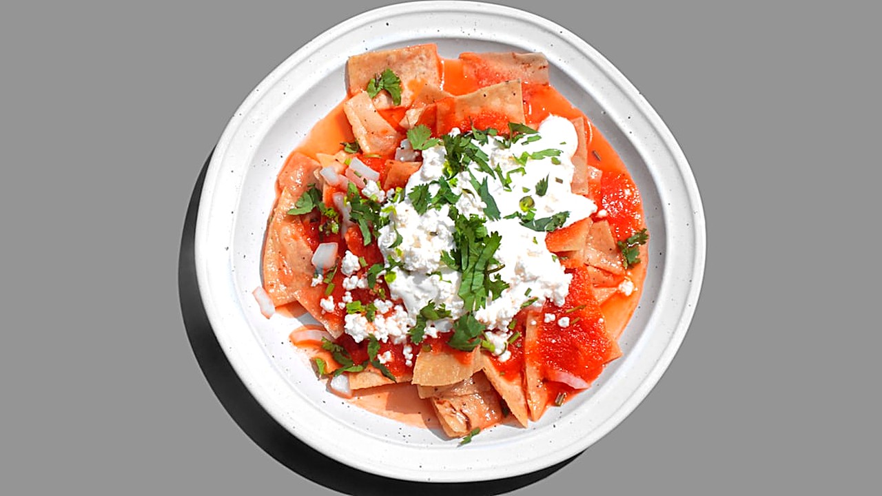Aprende paso a paso a hacer chilaquiles rojos tradicionales, con salsa casera, tortillas crujientes y los trucos…