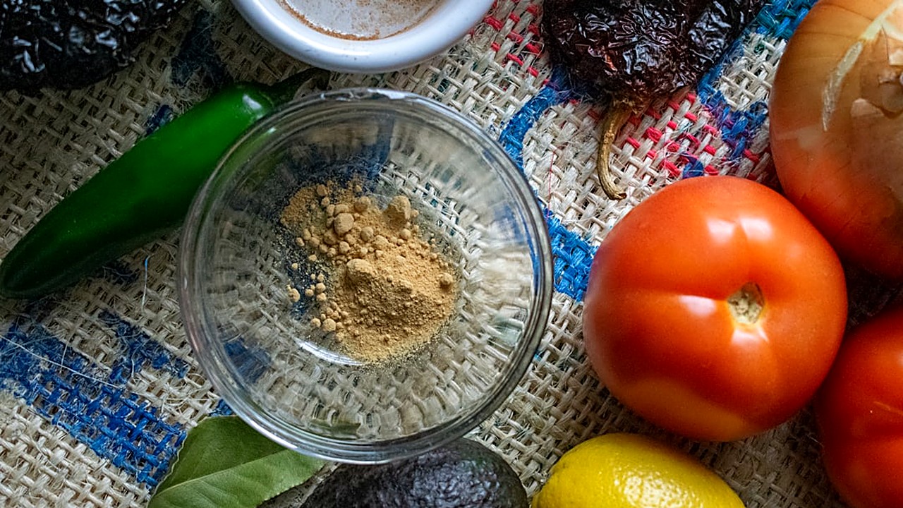 Aprende paso a paso a hacer mole poblano auténtico usando ingredientes accesibles. Receta detallada, trucos de cocina…