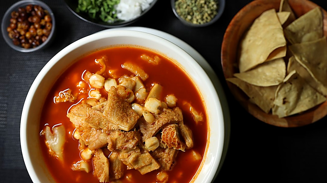 Aprende paso a paso a cocinar un auténtico pozole rojo mexicano usando ingredientes sencillos y técnicas caseras. Ideal…