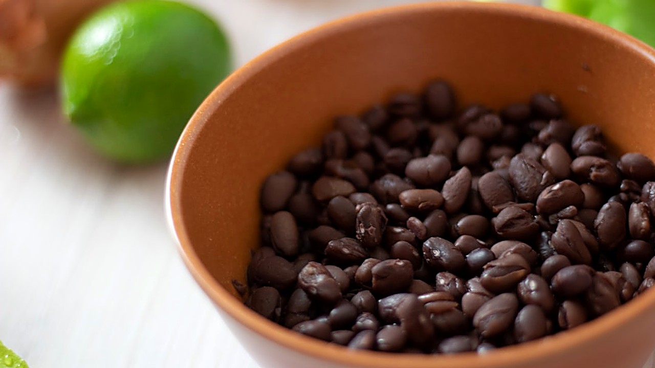 Aprende a cocinar una sopa de frijoles negra auténtica, con técnicas tradicionales y consejos de una cocinera…