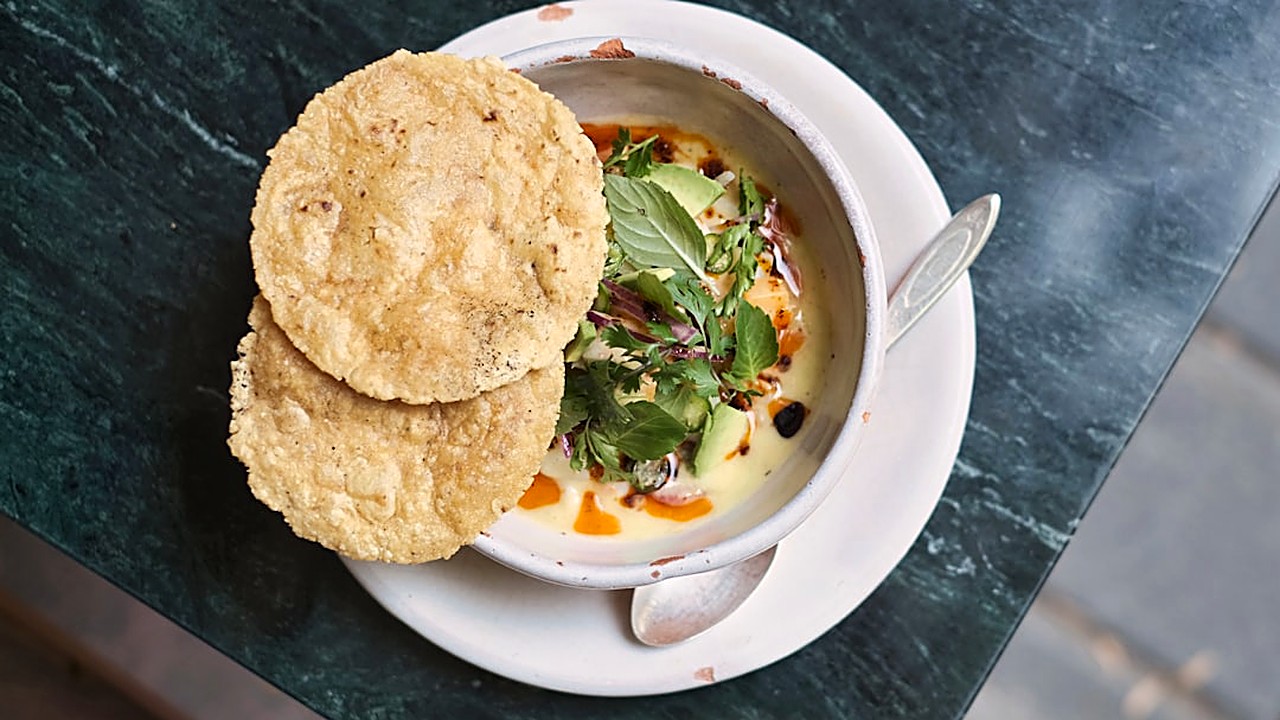 Descubre la receta tradicional de sopa de tortilla, con caldo, tortillas crujientes y los mejores acompañamientos. Guía…
