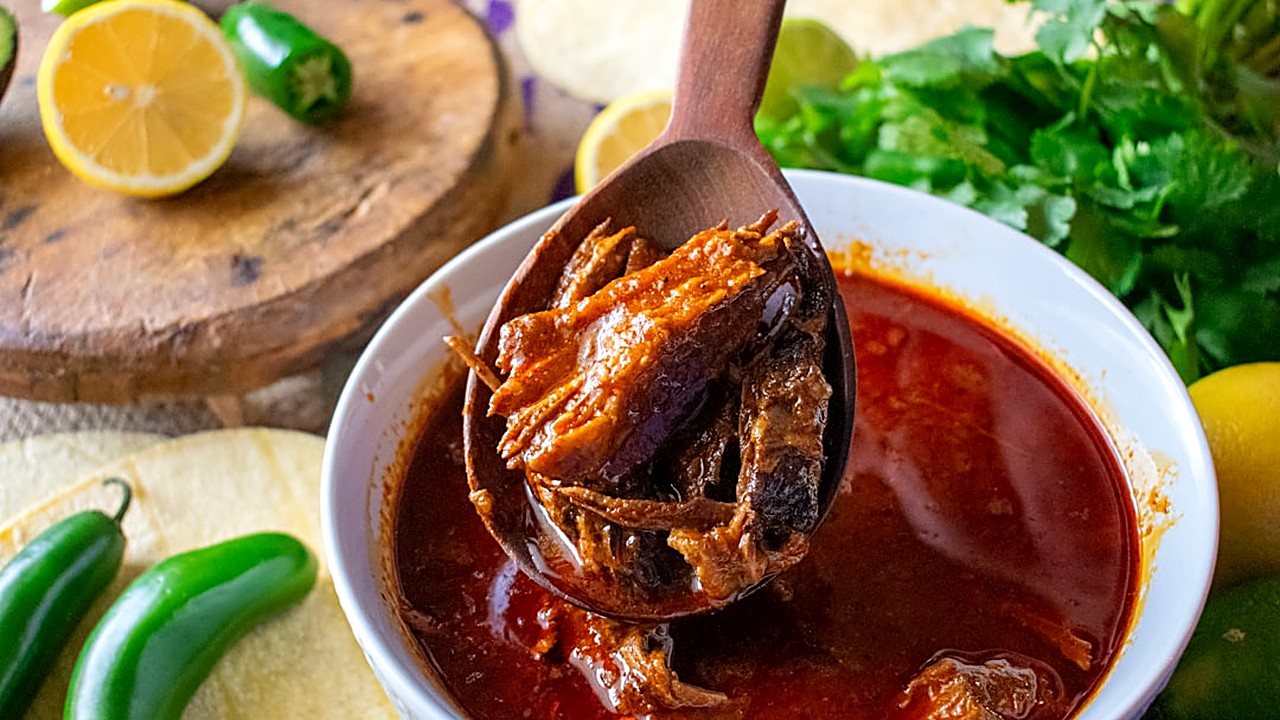 Aprende paso a paso a cocinar una sopa de tortilla mexicana sin usar crema ni queso, con trucos de sabor y textura…