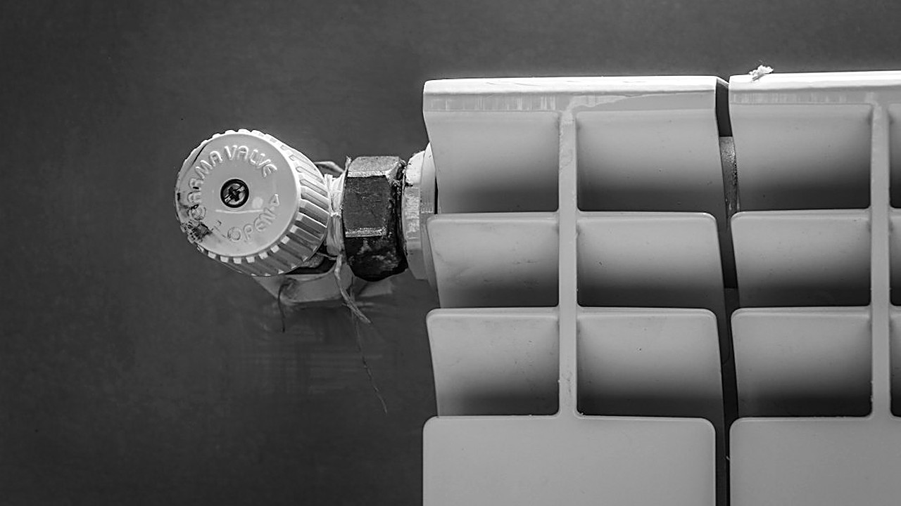 Aprende a purgar un radiador de aluminio con herramientas básicas. Sigue estos pasos claros para calentar tu casa sin…