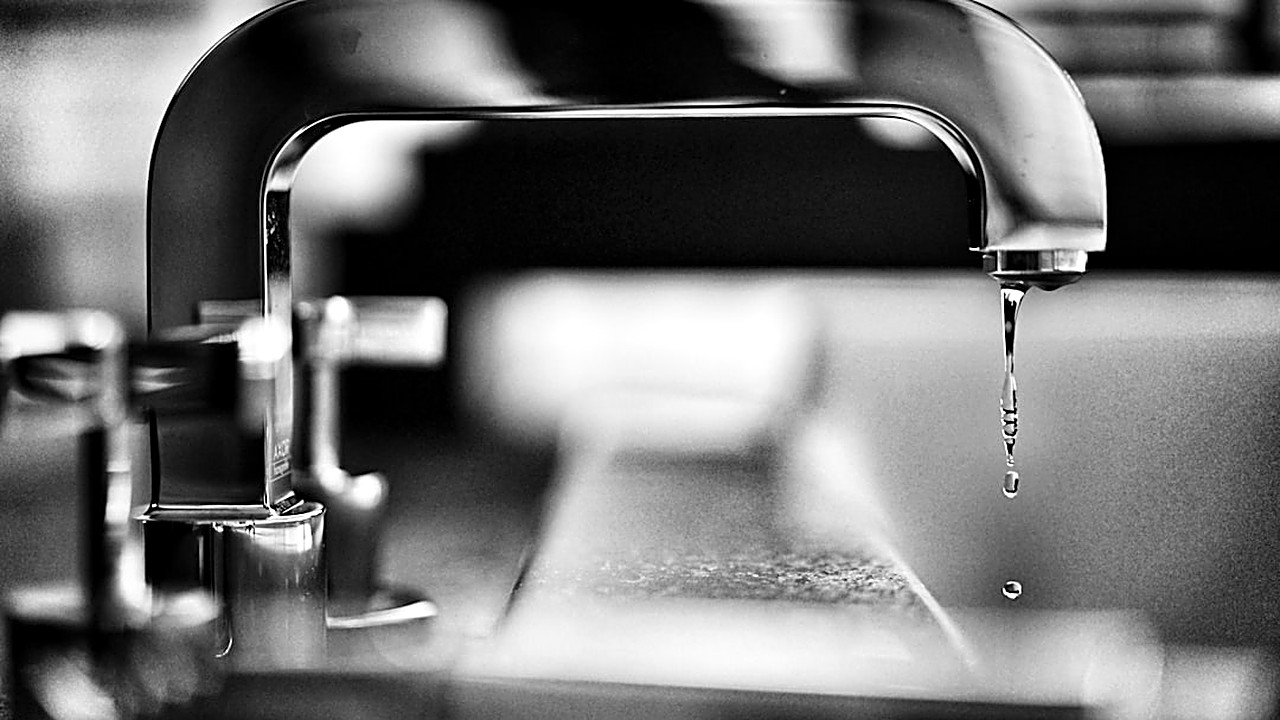 Aprende paso a paso a identificar y arregar una fuga de agua en el lavabo usando herramientas básicas, sin necesidad…