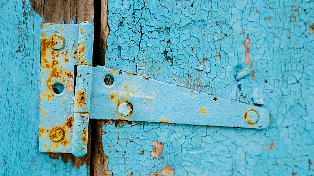 Aprende a eliminar el chirrido de una puerta sin necesidad de desmontarla. Guía paso a paso con herramientas, técnicas…