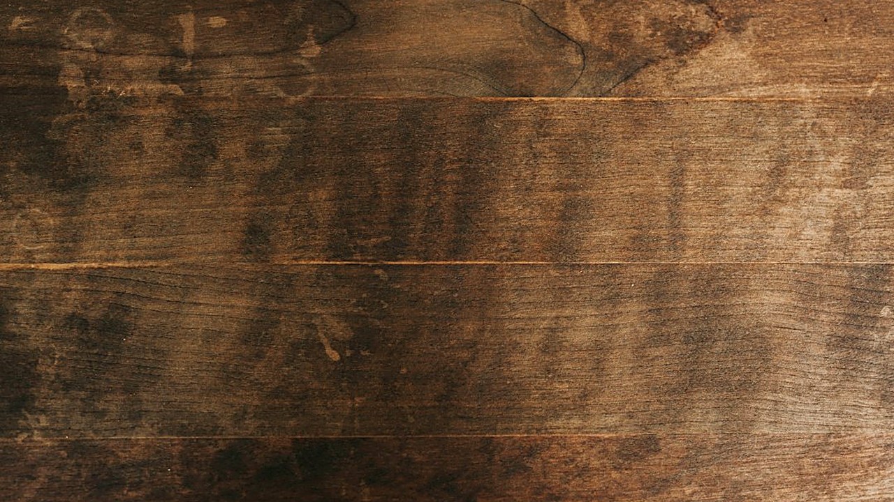 Descubre cómo devolver el brillo a tus suelos de madera sin cera en 4 pasos. Guía práctica de bricolaje fácil con…