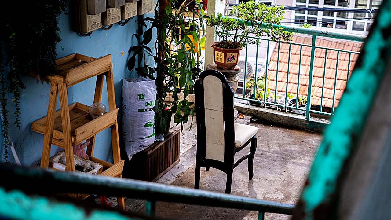 Aprende a decorar tu balcón pequeño con plantas y luz natural de forma económica