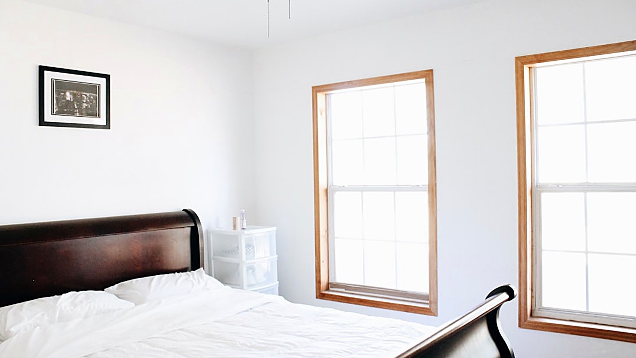 Aprende a transformar un dormitorio reducido usando tonos claros y un estilo minimalista sin gastar mucho. Guía…