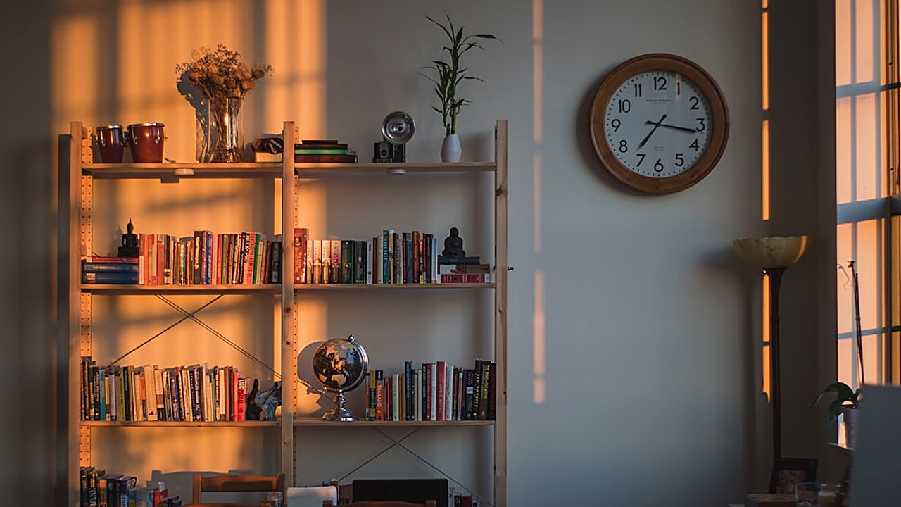 Aprende a transformar una habitación pequeña con estanterías flotantes y un estilo minimalista sin gastar mucho. Guía…