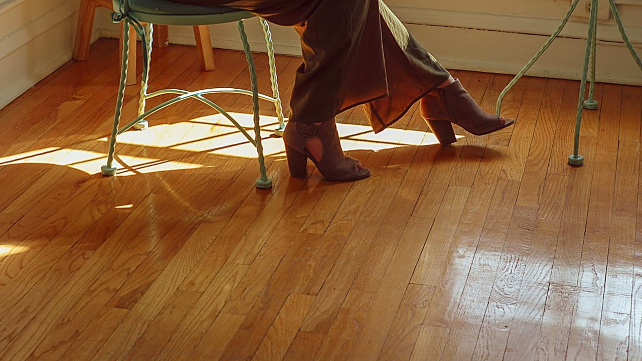 Aprende a identificar grietas invisibles en pisos de madera y a repararlas paso a paso con técnicas DIY, usando…