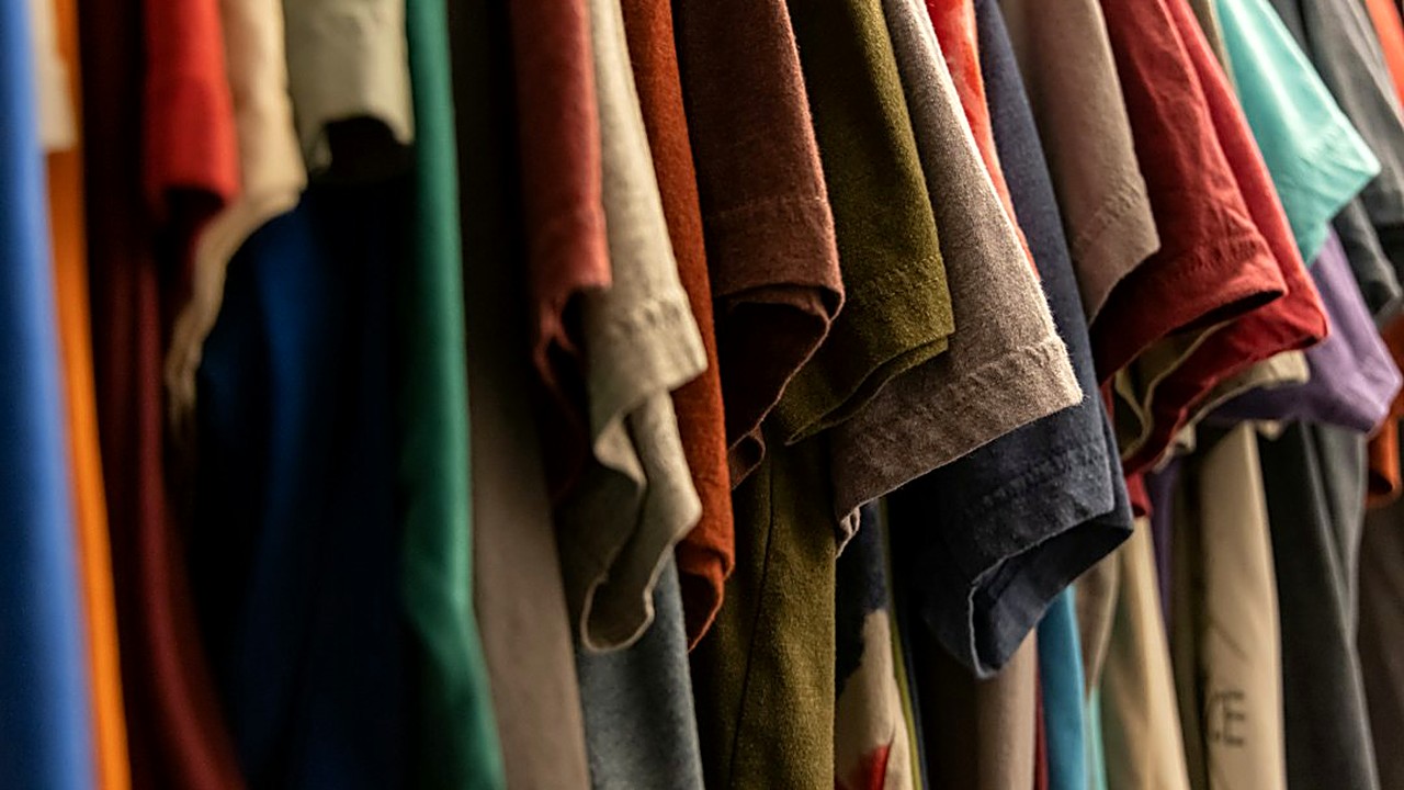 Aprende a doblar camisetas de tirantes con el método KonMari en 6 pasos sencillos para que queden de pie en el cajón…