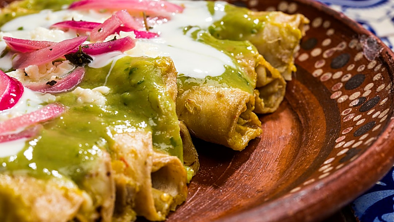 Descubre la receta más fácil de enchiladas verdes caseras con el toque auténtico de Sofía Ramírez. Prepara este clásico…