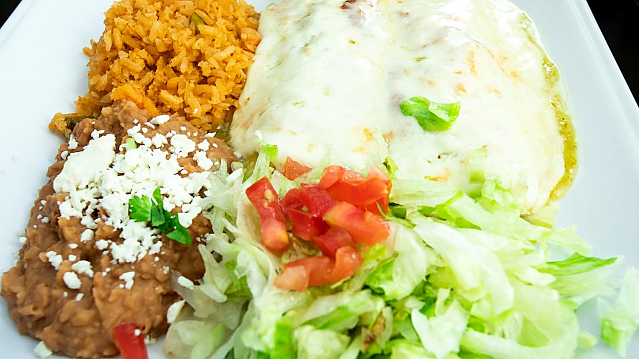 Aprende a preparar enchiladas verdes auténticas con salsa casera, tortillas y rellenos sencillos. Receta paso a paso…