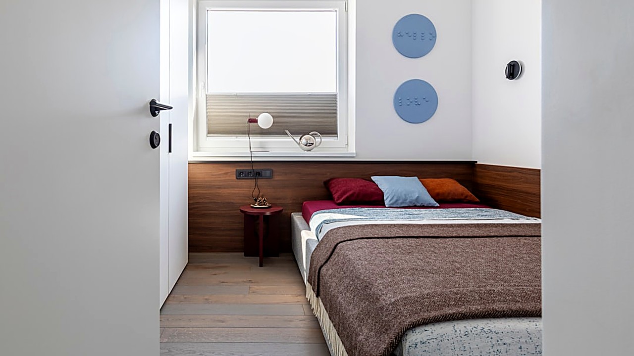 Descubre los 10 errores más frecuentes al decorar pisos pequeños y aprende estrategias prácticas para evitarlos, con…