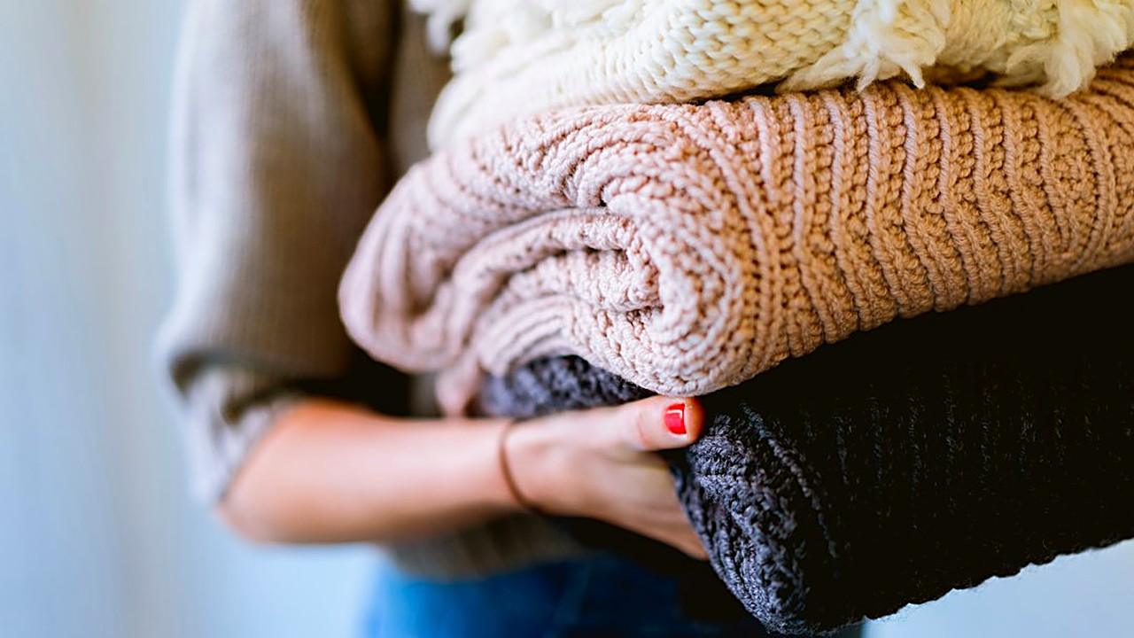 Cómo guardar ropa de fuera de temporada sin bolsas al vacío: qué caja usar para cada prenda, dónde guardarla…