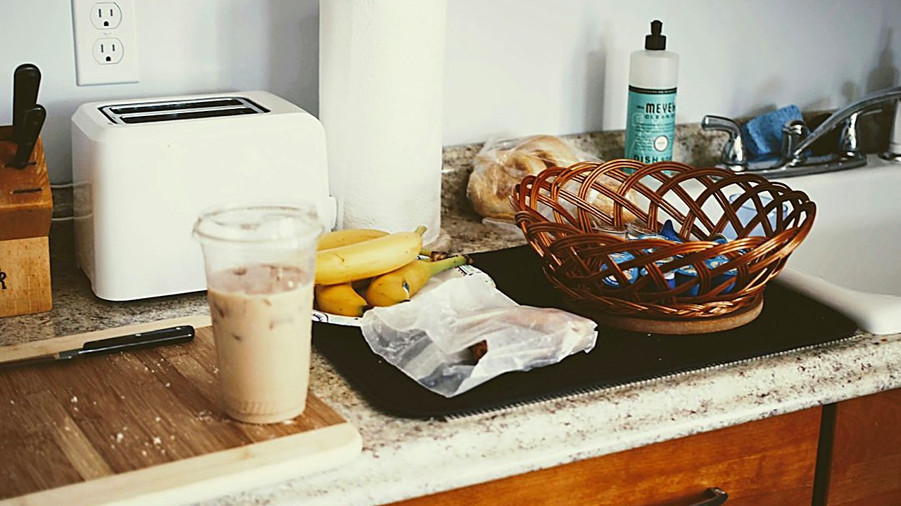 Tu mole, tinga o pozole puede saber mejor al día siguiente. Aprende a guardarlo, recalentarlo a fuego bajo y darle vida…