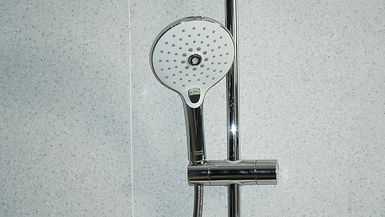 Aprende a colocar una regadera de ducha sin usar herramientas eléctricas, con pasos claros, materiales simples…