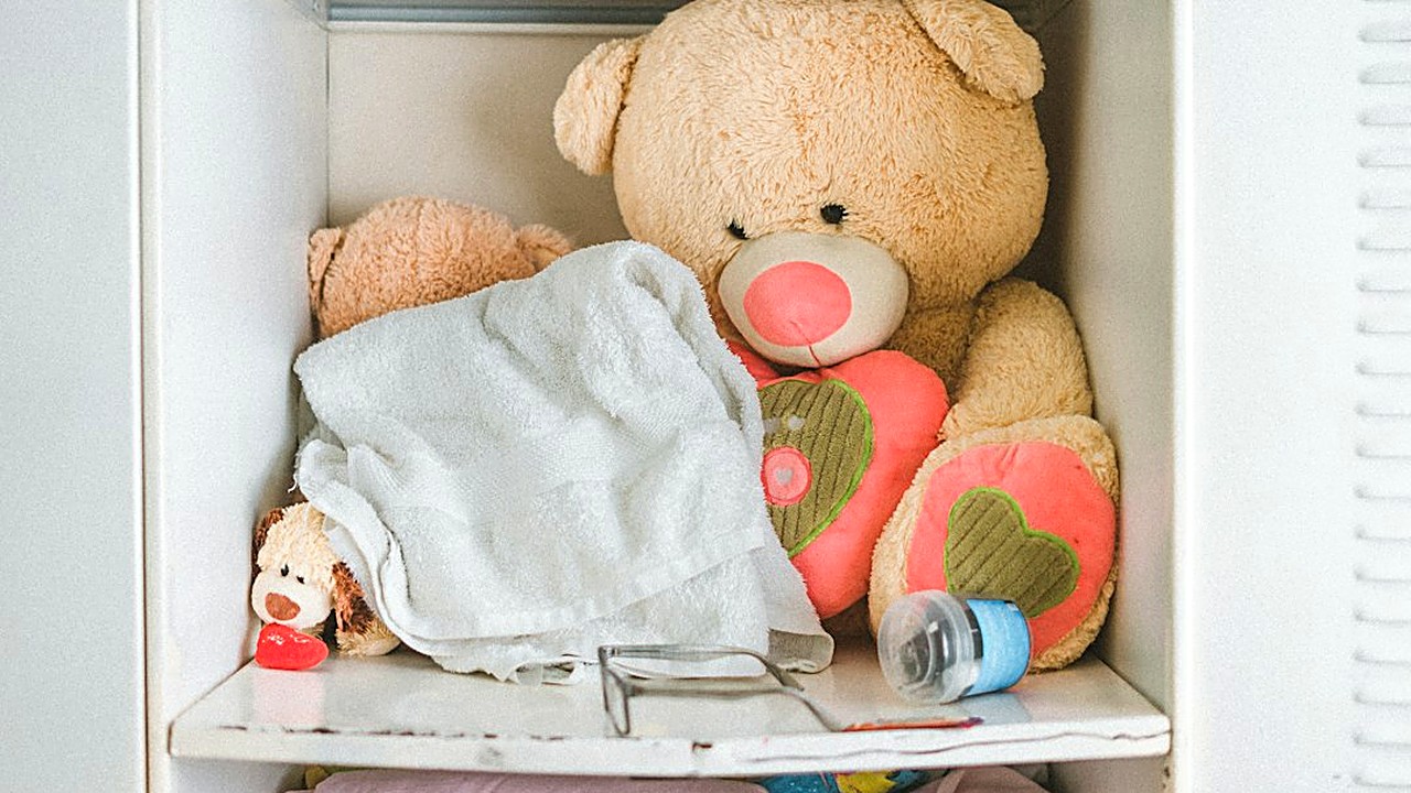 Ordena los juguetes en un armario pequeño en una tarde: qué sacar, cajas con foto, zonas por altura y la rotación…