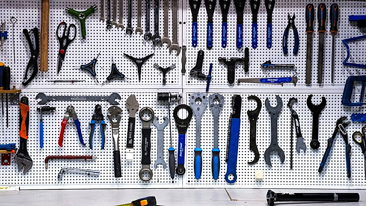 Ordena las herramientas de un garaje pequeño con el método KonMari: qué conservar, cómo usar la pared por zonas…