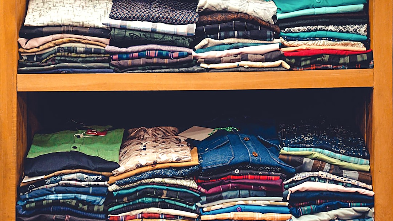 ¿Hay que tirar todo? ¿Solo 30 libros? Separamos mitos y verdades del método KonMari y te damos un plan de 5 pasos…