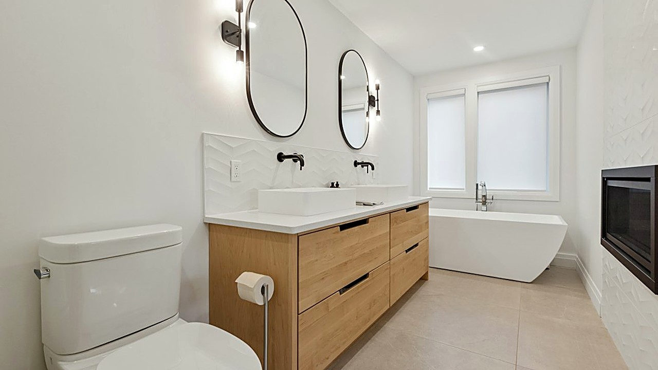 Descubre cómo aplicar el minimalismo en un baño pequeño con 5 pasos concretos. Aprende a ganar espacio y mantener…