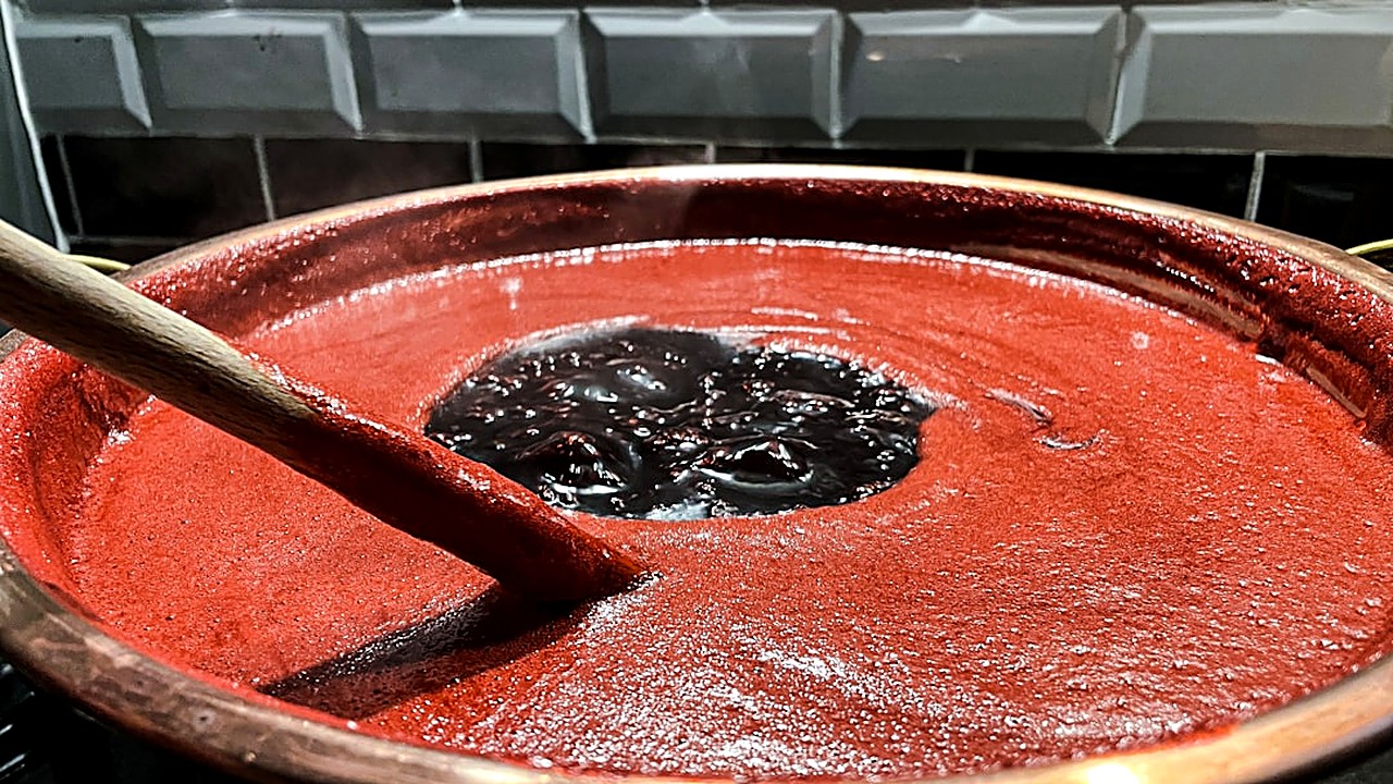 Aprende a preparar una salsa de mole sin usar chiles secos, con ingredientes frescos, técnicas simples y el toque…