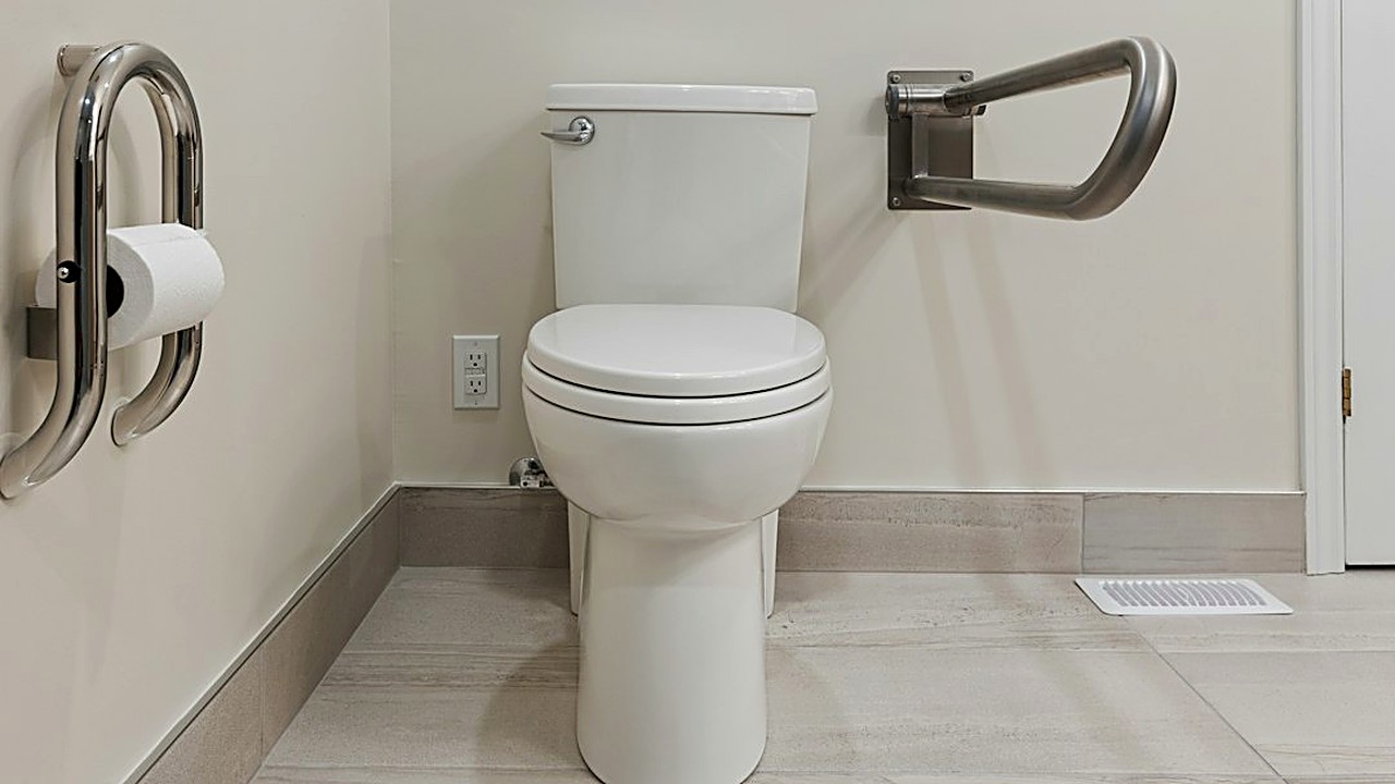 Altura de cama, sillas con brazos, mesas y pasillos: las medidas exactas y los ajustes baratos para adaptar la casa…