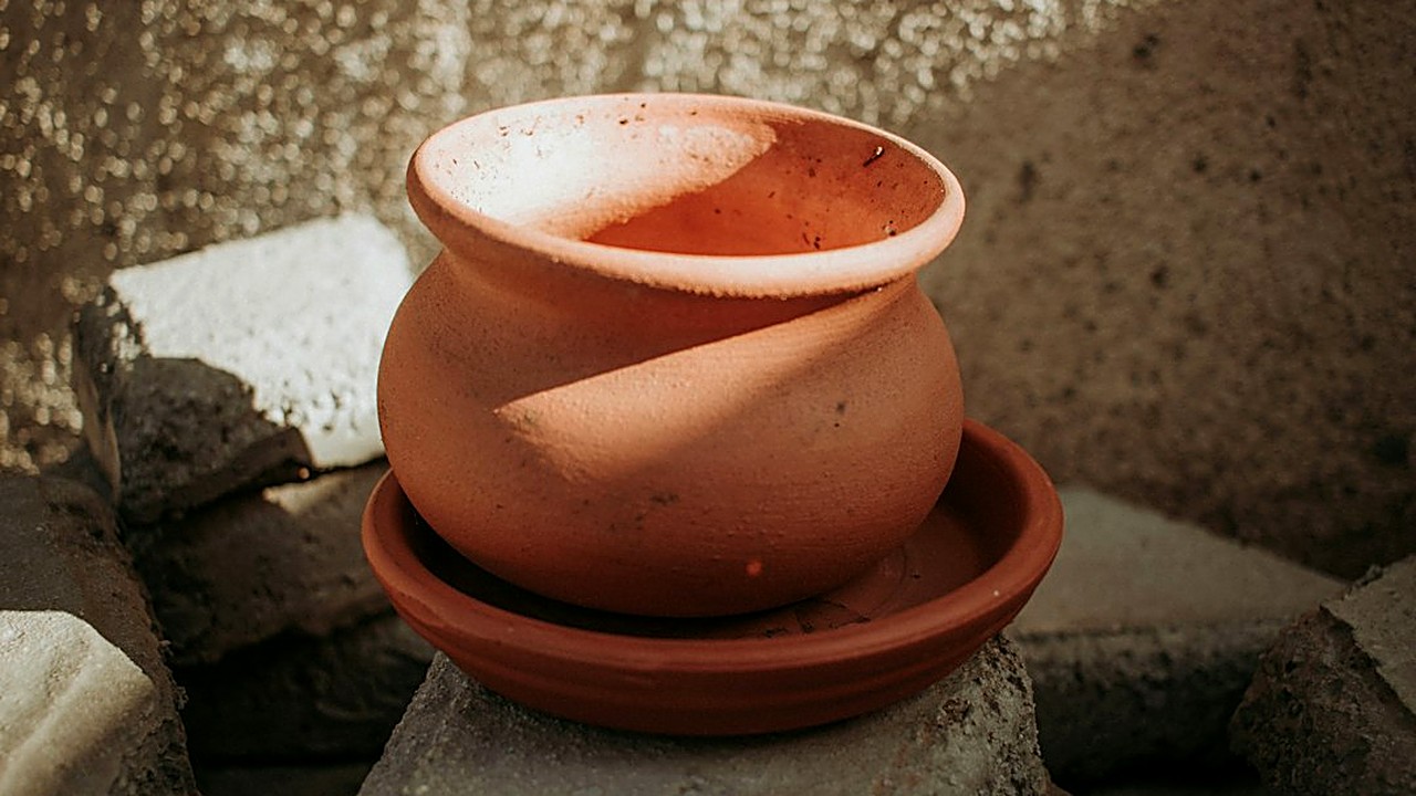 Limpia tu olla de barro sin detergente: agua caliente, bicarbonato, sal gruesa y limón. Paso a paso para quitar grasa…