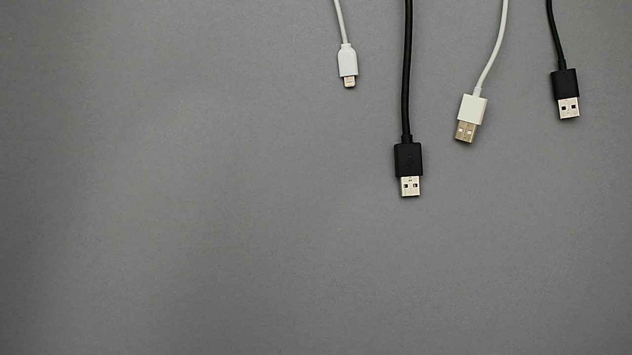 Descubre 5 métodos para ocultar cables eléctricos detrás de muebles sin usar adhesivos. Soluciones rápidas, baratas…