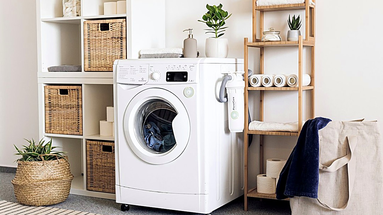 Descubre cómo ordenar tu lavandería sin comprar muebles. Usa cajas, ganchos y el método KonMari para ganar espacio…
