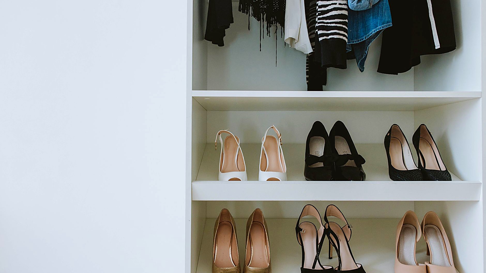 Aprende a ordenar tus zapatos en espacios reducidos usando el método KonMari. Guía práctica con ejemplos reales…