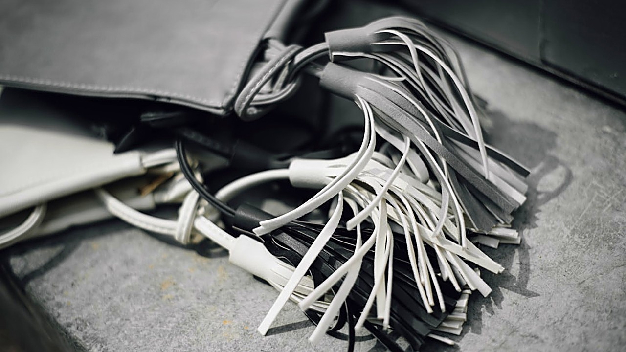 Aprende a ordenar cables y cargadores con el método KonMari. Guía paso a paso para espacios pequeños y menos estrés.