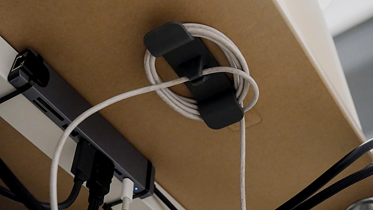 Aprende a mantener ordenados cables y enchufes en habitaciones pequeñas