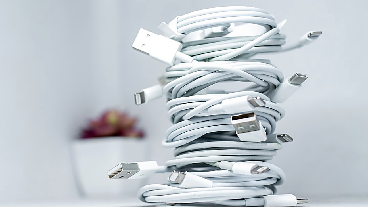 Descubre estrategias prácticas y económicas para ordenar cables y enchufes en departamentos pequeños, con ejemplos…