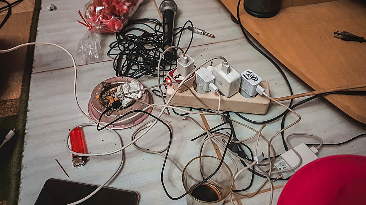 Guía práctica para ordenar cables sueltos en casa. Métodos probados, herramientas accesibles y soluciones duraderas…