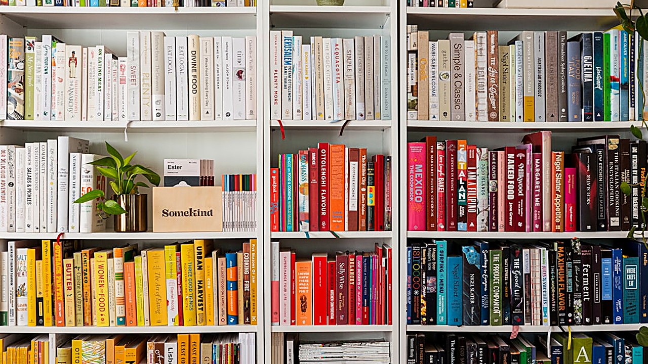 Aprende paso a paso a ordenar tus libros en espacios reducidos usando el método KonMari, con ejemplos reales y consejos…