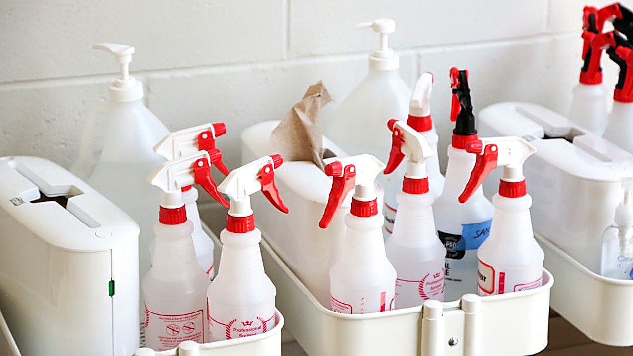 Aprende a organizar tus productos de limpieza en un apartamento pequeño
