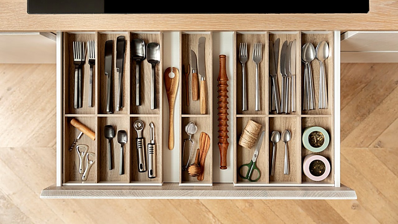 Aprende a ordenar utensilios de cocina en cocinas pequeñas usando el método KonMari. Guía práctica con ejemplos reales…