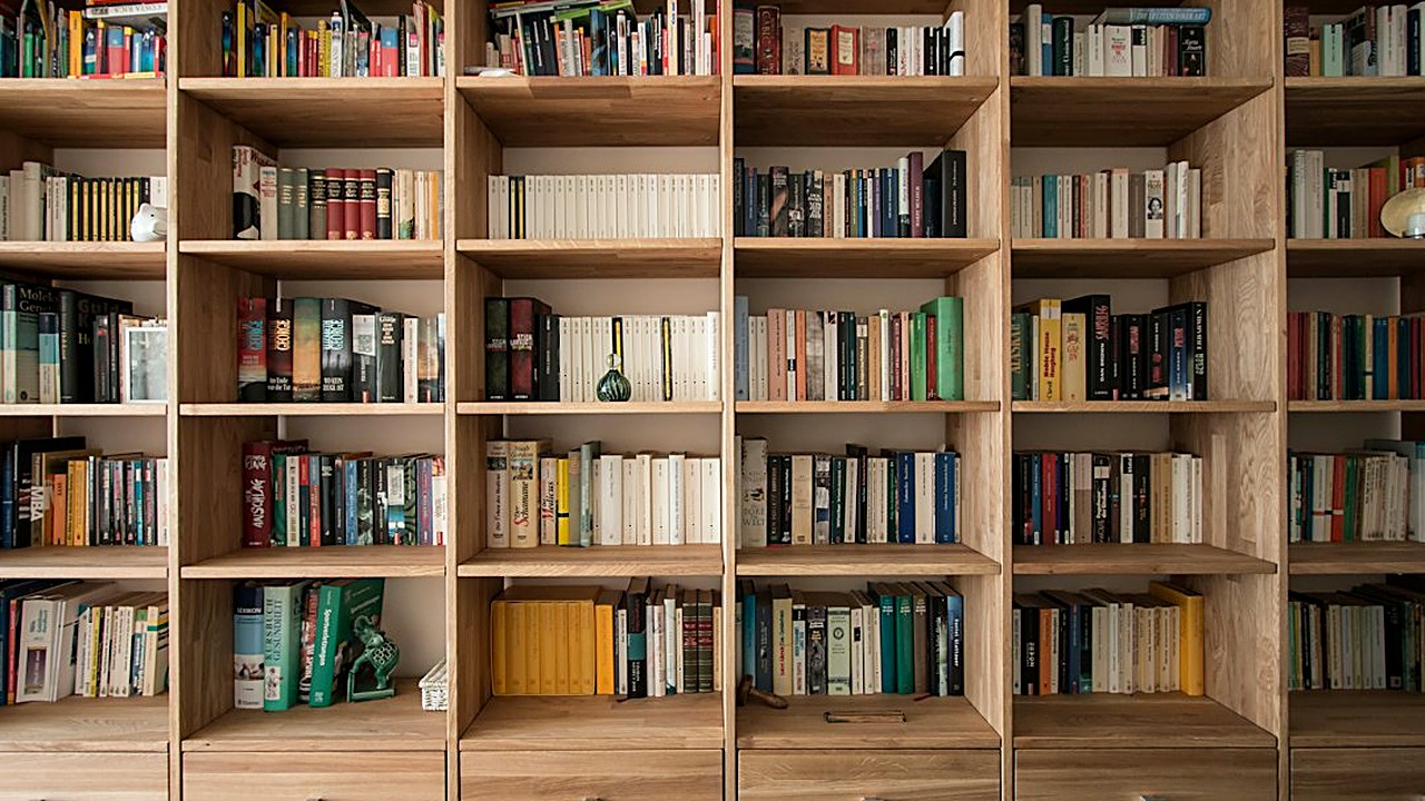 Techo alto y piso chico: estas 9 ideas usan la pared vacía para guardar, decorar y agrandar el cuarto a la vista, sin…