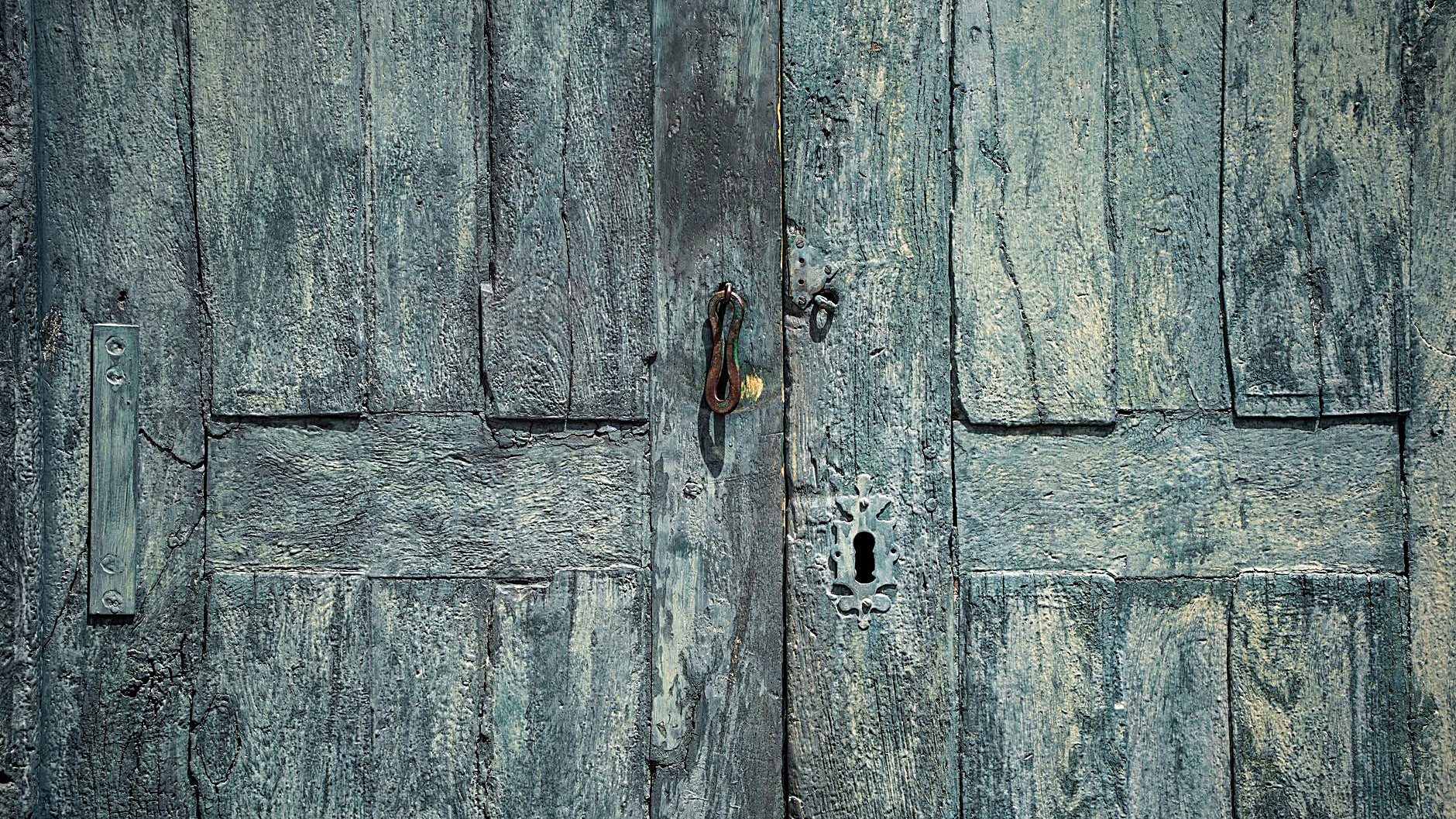 La puerta no creció, se descolgó. Apriete los tornillos de la bisagra de arriba y deje de rozar en 15 minutos, sin…