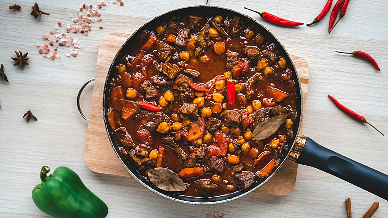 ¿Tu guiso sale seco, chicloso o frío en el centro? Con potencia media, tapa, un chorrito de caldo y estos 10 pasos sabe…